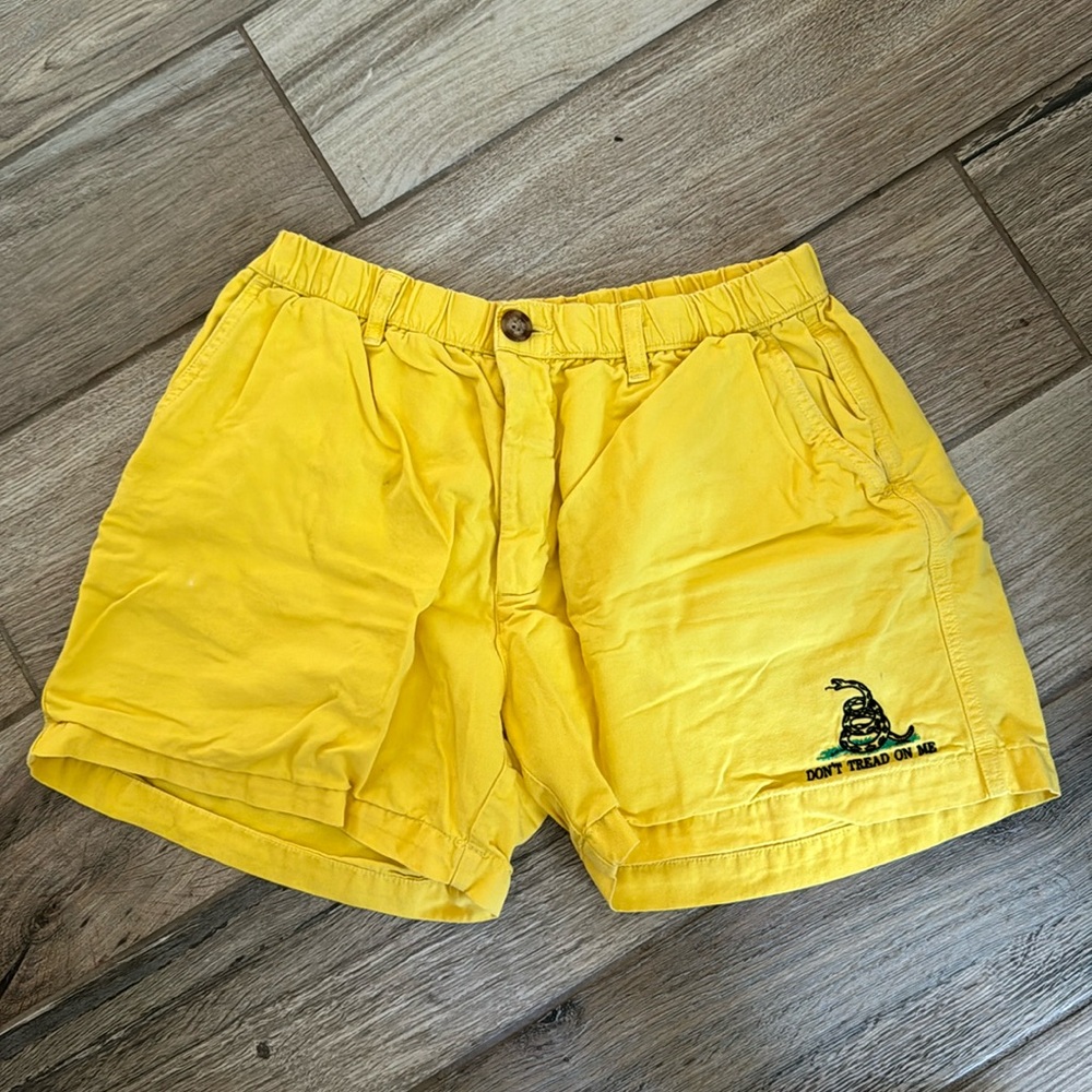 Chubbies MENS Gadsden Flag “Don’t Tread On Me” Shorts
